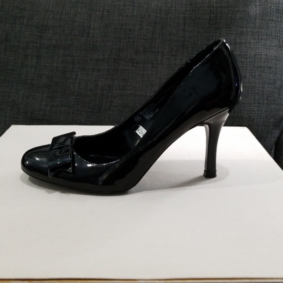 DONATED. Patent leather heels with bow. - Picture 4 of 8